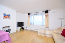 Spacious room in 2 bed modern flat