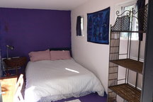 Unattached room in peaceful back yd