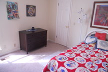 Bright comfy room, save $ byAirport