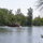 Bateau sur la rivière devant la maison
