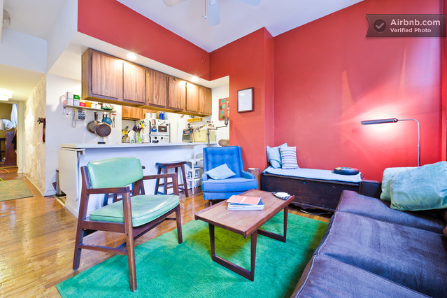 Cozy near Convention Center - The living room/kitchen