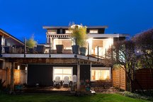 Ambleside Gardensuite by the  Beach