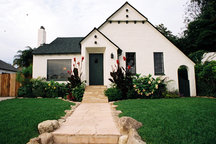 3/2 Charming Tudor in SB - $250/nt