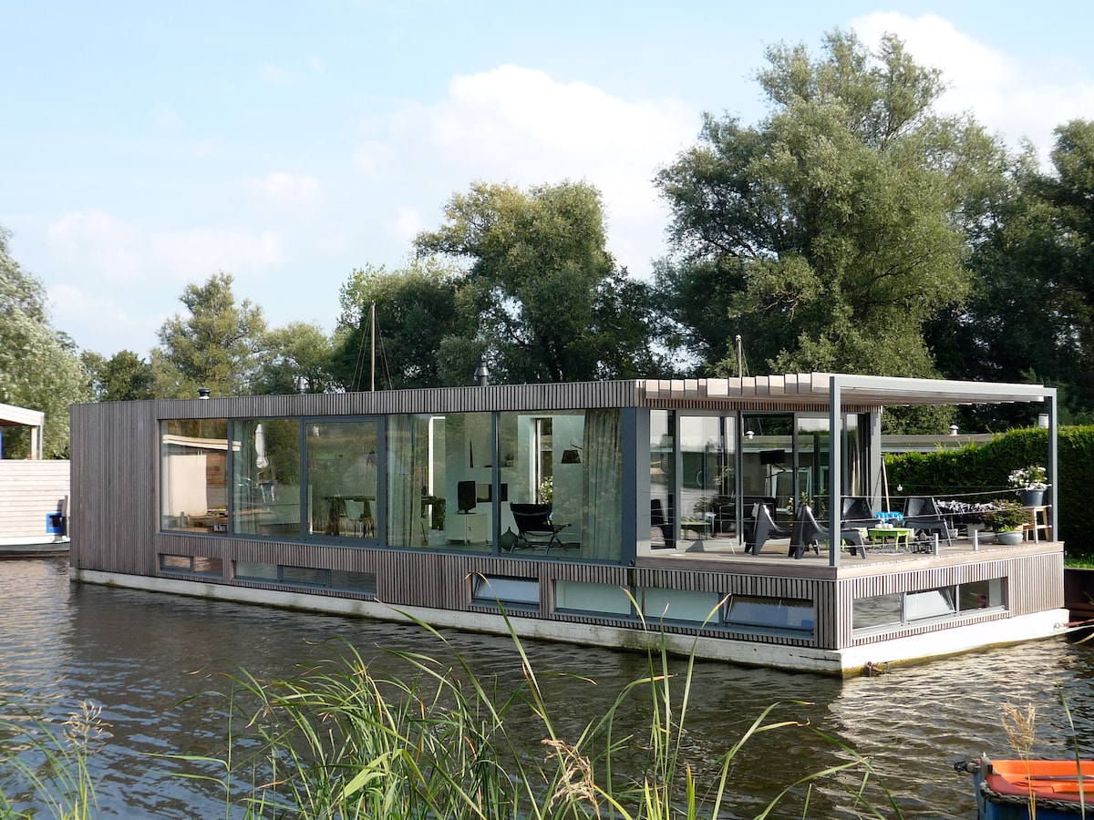 Single-Bedroom-Houseboat - Pick My Holiday Modern houseboat near Amsterdam in Loenen