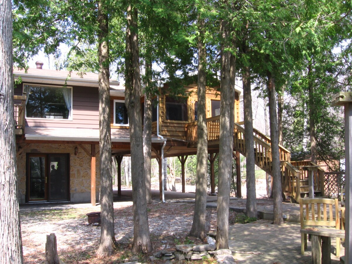 Lakefront Cottage Near Owen Sound in Bluffs