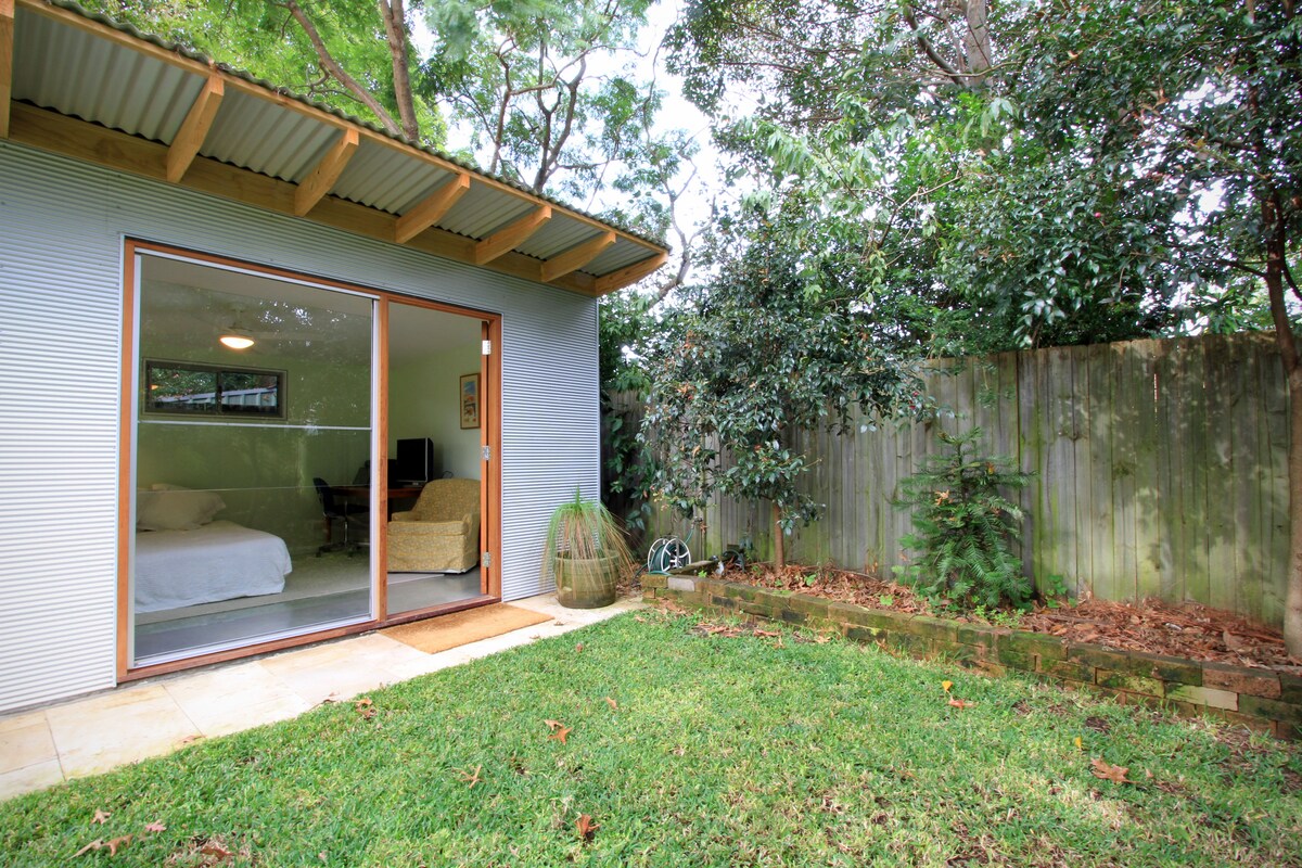 Garden guest room with bathroom in Lane Cove North