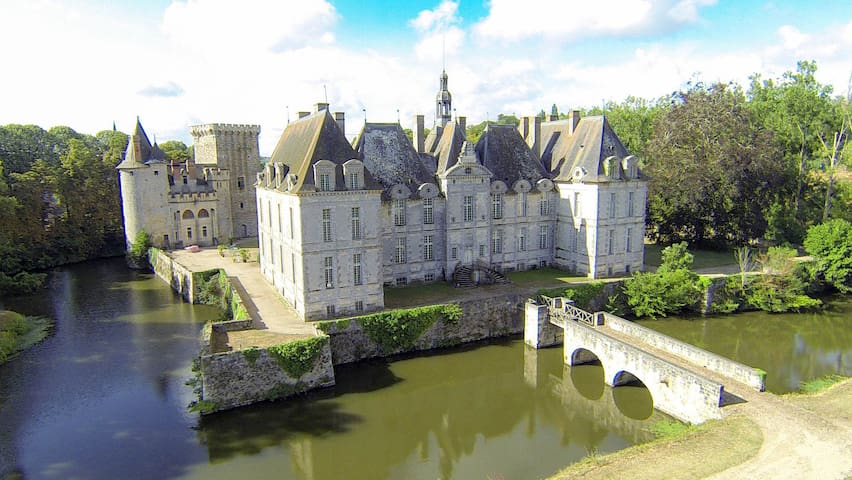 Château de saint-loup sur Thouet Fr - Castle