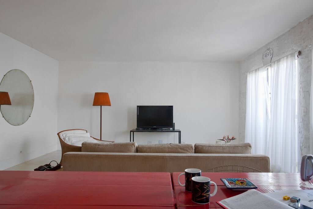 O loft tem 2 salas separadas por uma mesa balcão de 4 mts e 20.