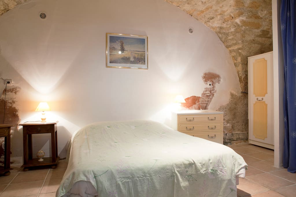 Cave double bedroom with ensuite bathroom