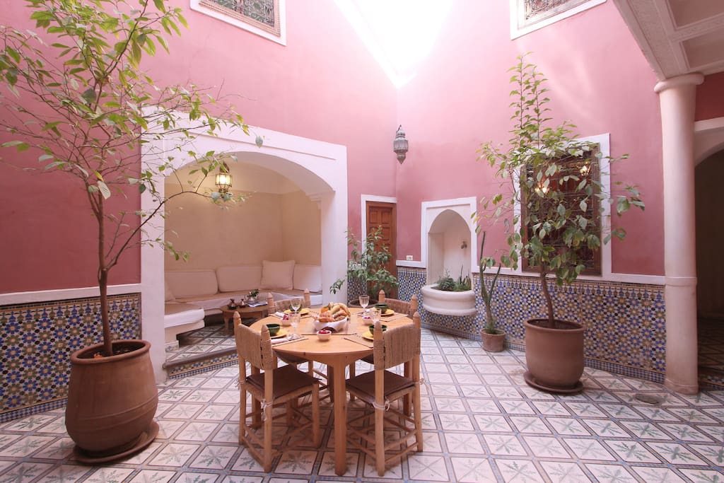Déjeuner dans le patio