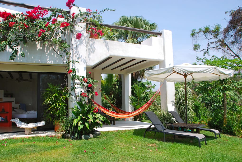 Enjoy nature in the comfortable lounge chairs