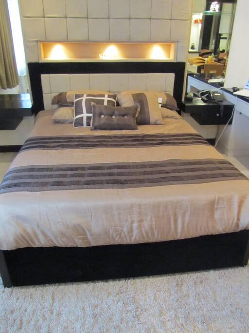 Queen bed again, this time with razzle-dazzle lighting.