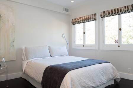 Bright Contemporary Urban Nest - บ้าน