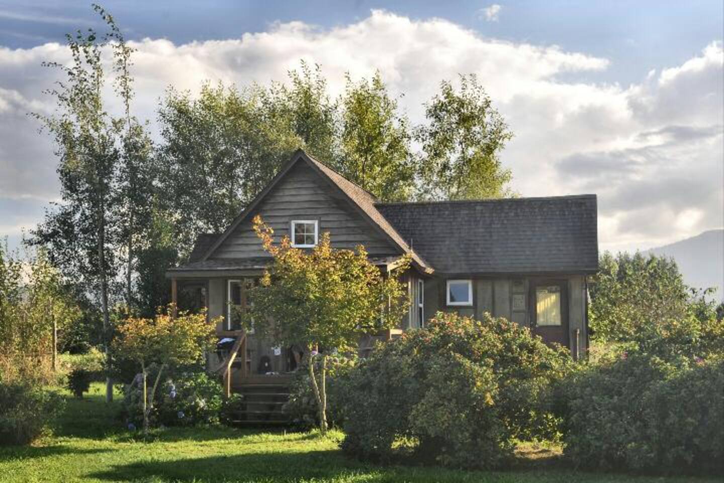 Rog's Retreat at Stockhouses Farm Bed & Breakfasts for Rent in Cathlamet