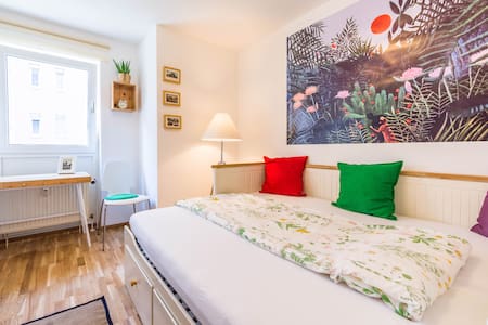 Erstbezug nach Sanierung: 4-Zimmer-Wohnung im Altbau in Zentrumsnähe