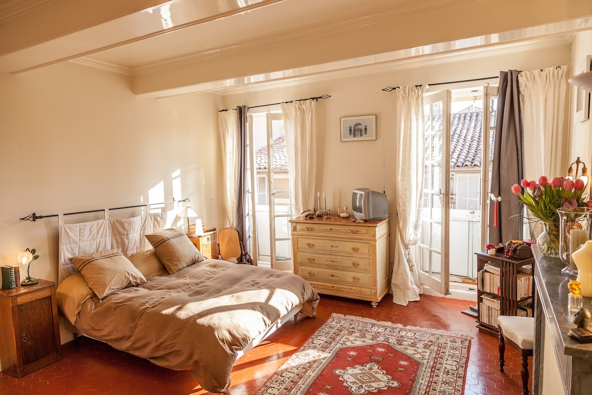 Bedroom In Luxury Apt City Center - Bed & Breakfasts For Rent In Aix-en ...