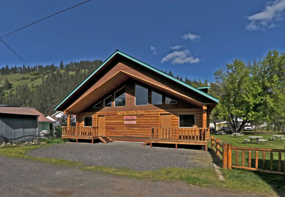 Front view of lodge.