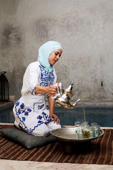 amina serving fresh min tea