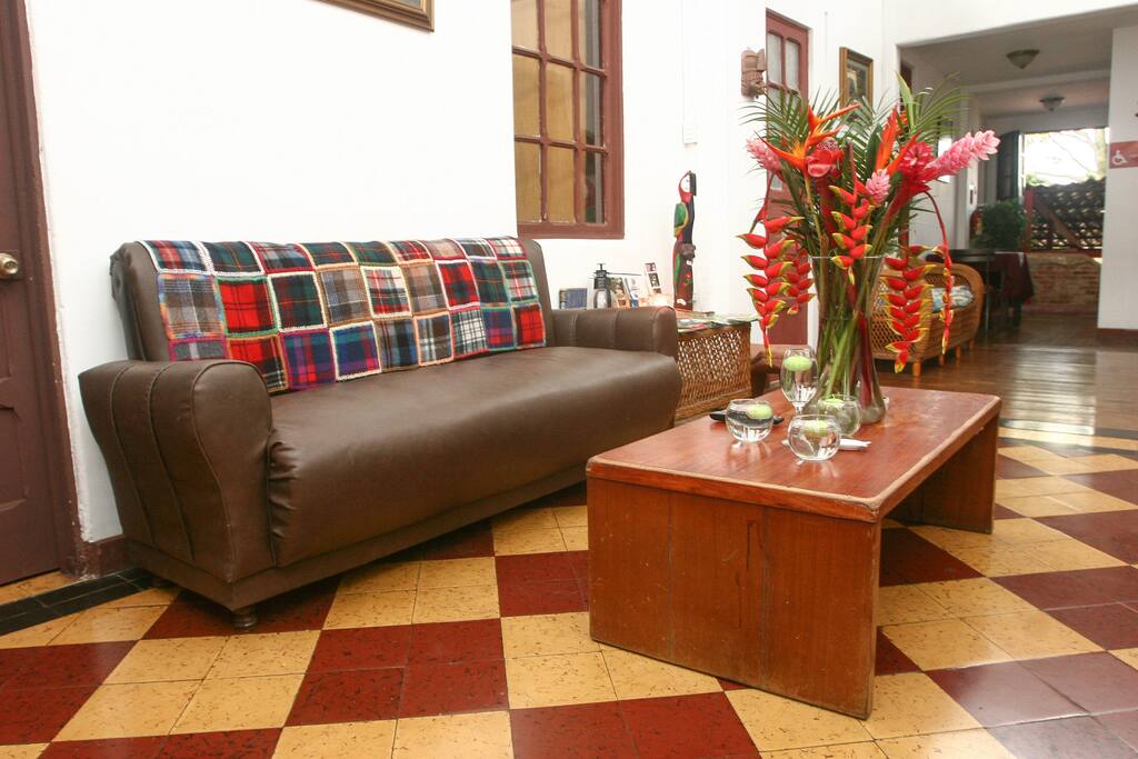Sala de descanso, y de televisión.