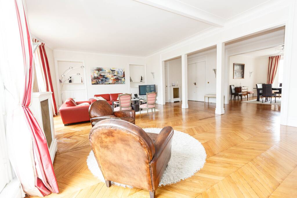 Spacious, double living room offering great perspectives