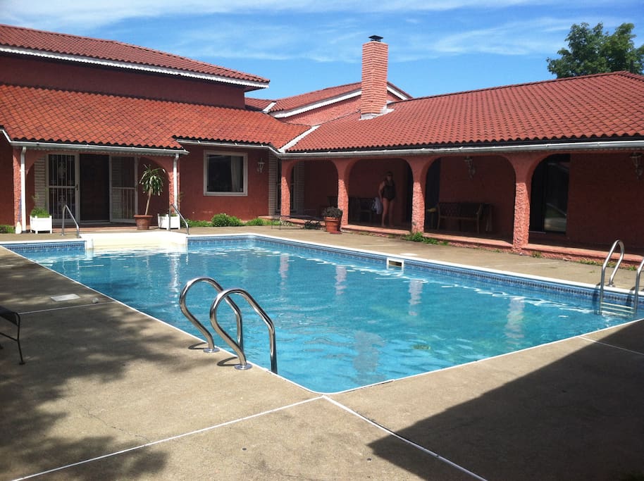 Mediterranean Villa with Pool Houses for Rent in Catskill