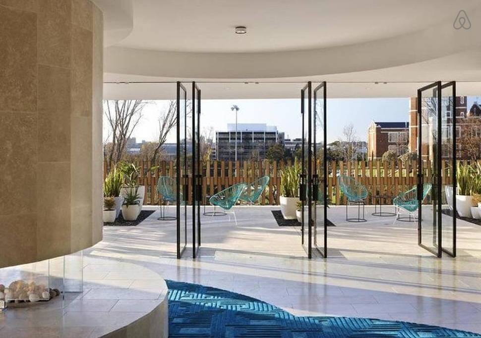 MODERN 2BD STYLISH PAD *POOL GYM WIFI PARKING