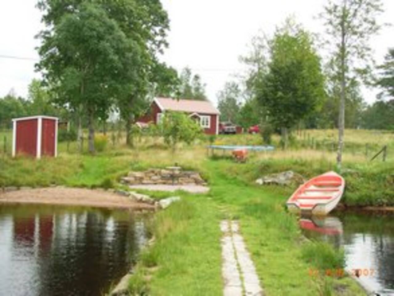 Trevlig stuga i jälluntofta zomerhuisjes/cottages te huur in ... Wunderschne bedden en ruimte
