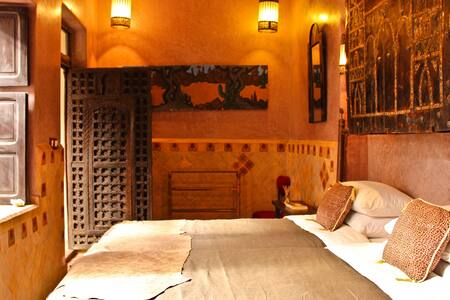 sumptuous staying - gourmet fooding - ที่พักพร้อมอาหารเช้า